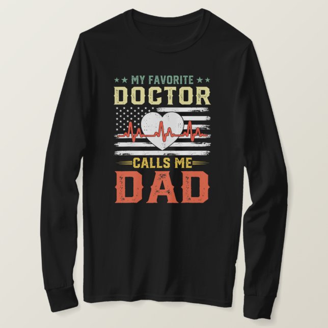 Camiseta Mens My Favorite Doctor Calls Me Dad American (Frente do Design)