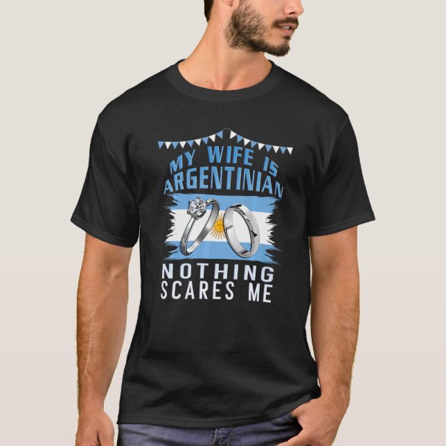 Camiseta Mens Nada Me Assusta Minha Esposa É Esposa Argenti (Frente)