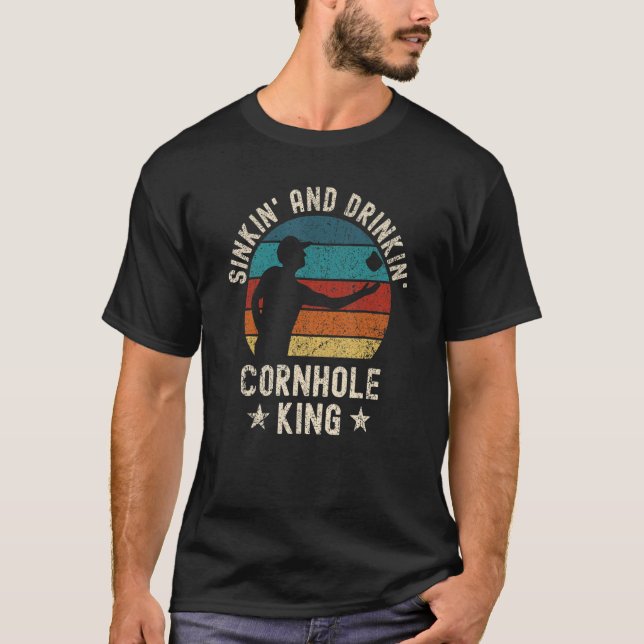 Camiseta Mens Naufragando E Bebendo Cornhole King Summer C (Frente)