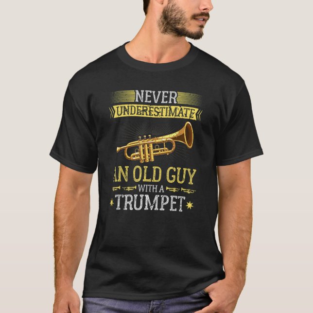Camiseta Mens Never Underestimate an Old Guy with a Trumpet (Frente)