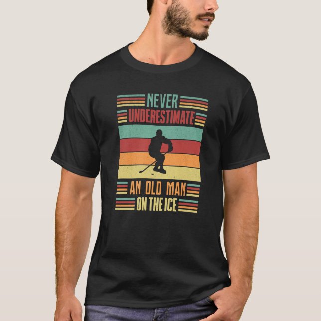 Camiseta Mens Never Underestimate an Old Man on the Ice  1 (Frente)