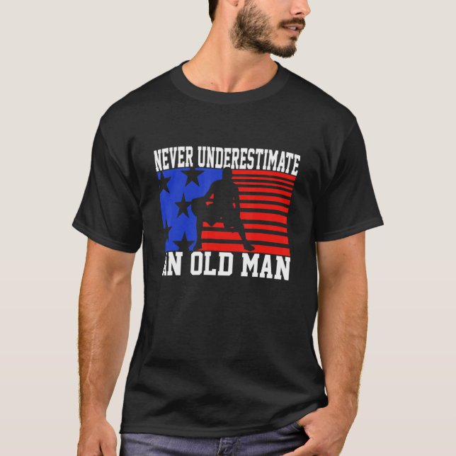 Camiseta Mens Never Underestimate An Old Man USA Flag   Bas (Frente)