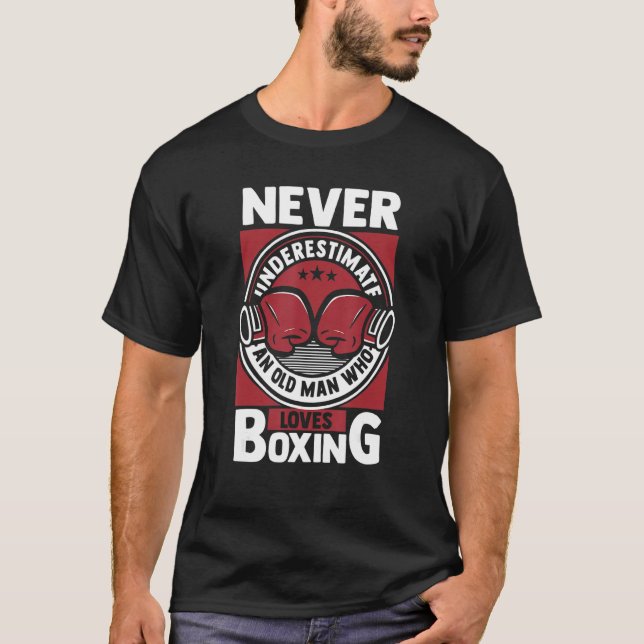 Camiseta Mens Never Underestimate An Old Man Who Loves Boxi (Frente)