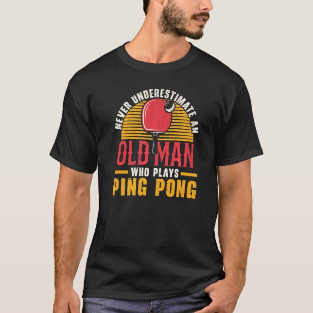 Camiseta Mens Never Underestimate An Old Man Who Plays Ping (Frente)