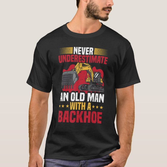 Camiseta Mens Never Underestimate An Old Man With A Backhoe (Frente)