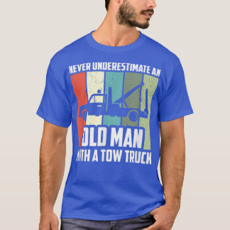 Camiseta Mens Never Underestimate An Old Man With A Tow Tru