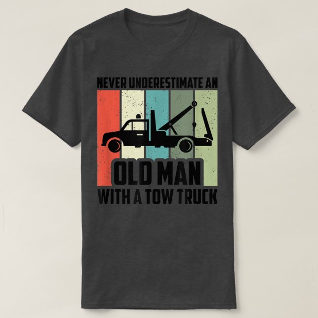 Camiseta Mens Never Underestimate An Old Man With A Tow Tru (Frente do Design)