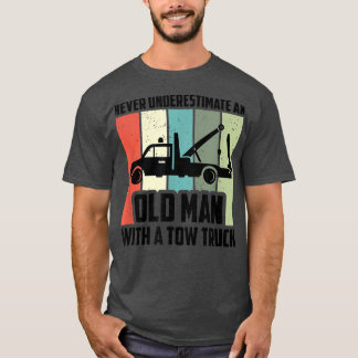 Camiseta Mens Never Underestimate An Old Man With A Tow Tru