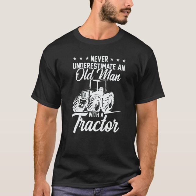 Camiseta Mens Never Underestimate An Old Man With A Tractor (Frente)