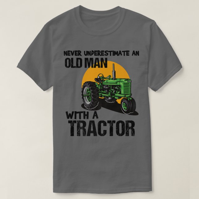 Camiseta Mens Never Underestimate An Old Man With A Tractor (Frente do Design)