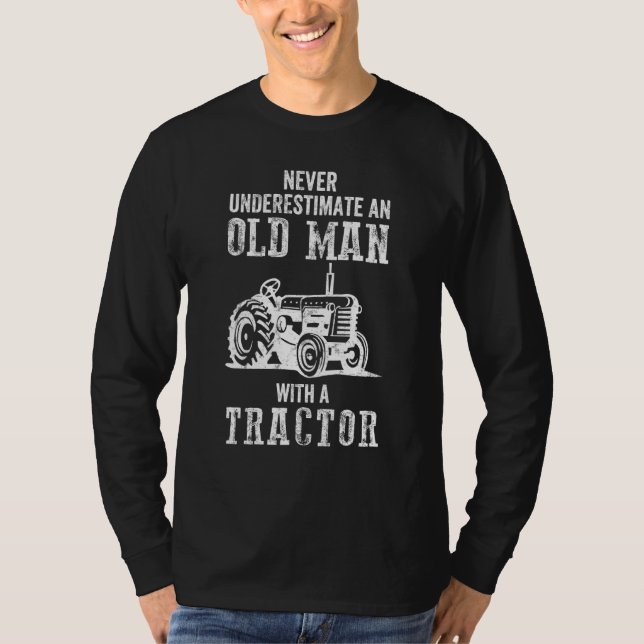 Camiseta Mens Never Underestimate An Old Man With A Tractor (Frente)