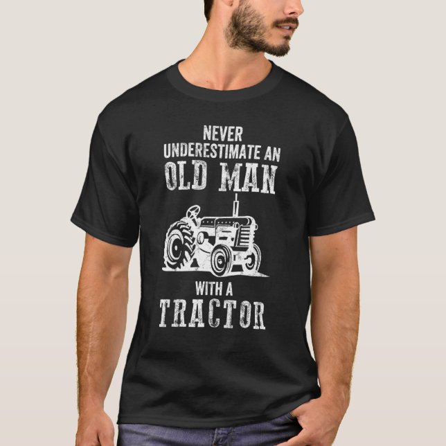 Camiseta Mens Never Underestimate An Old Man With A Tractor (Frente)