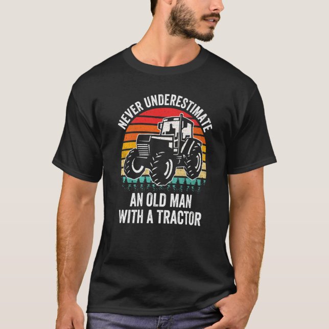 Camiseta Mens Never Underestimate An Old Man With A Tractor (Frente)