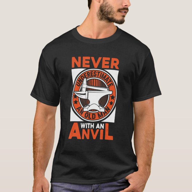 Camiseta Mens Never Underestimate An Old Man With An Anvil  (Frente)
