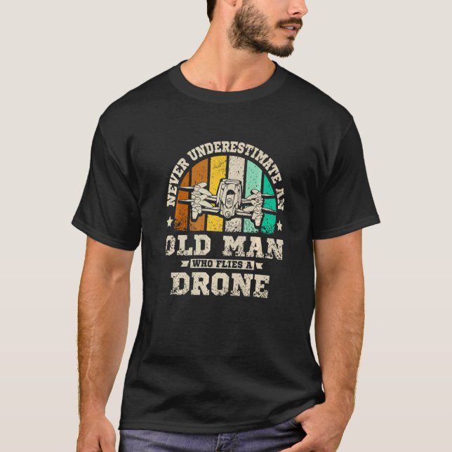 Camiseta Mens Nunca subestima um velho que voa em um carro (Frente)