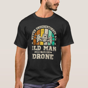 Camiseta Mens Nunca subestima um velho que voa em um carro