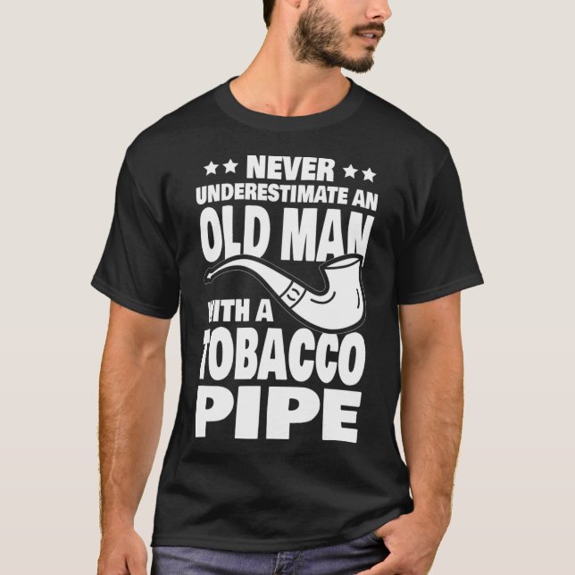 Camiseta Mens Nunca Subestimam um Velho com Cigarro (Frente)
