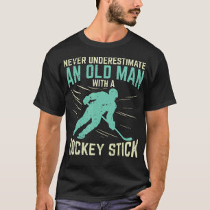Camiseta Mens Nunca Subestimam Um Velho Com Hóquei