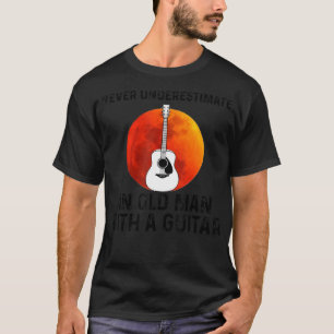Camiseta Mens nunca subestimam um velho com um violão