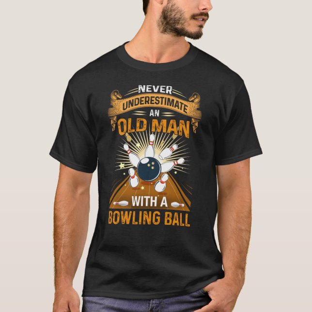 Camiseta Mens Nunca Subestimam um Velho com uma Boliche (Frente)