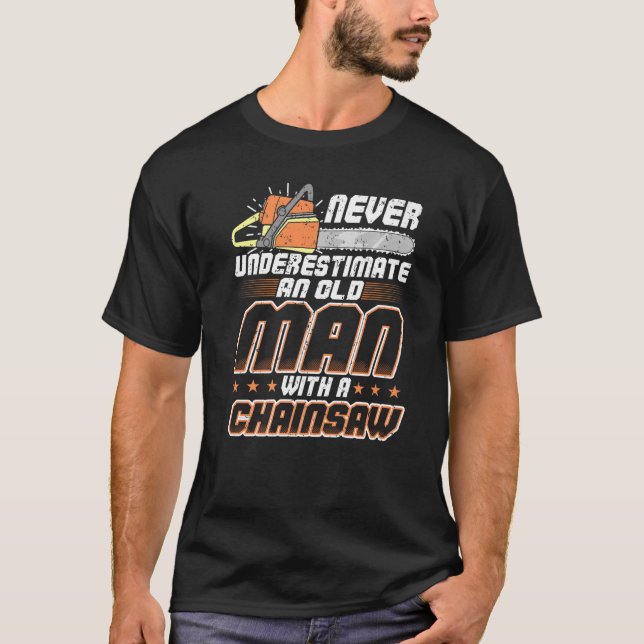 Camiseta Mens Nunca Subestimam Um Velho Com Uma Chainsa (Frente)