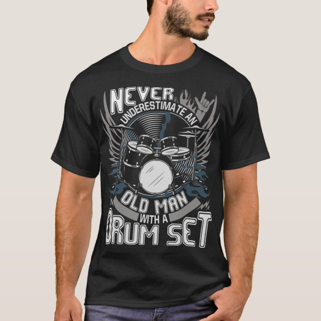Camiseta Mens Nunca Subestimam Um Velho Com Uma Coca De Tam (Frente)