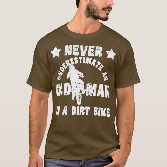 Camiseta Mens Nunca Subestimam Um Velho Em Um Engraçado (Frente)