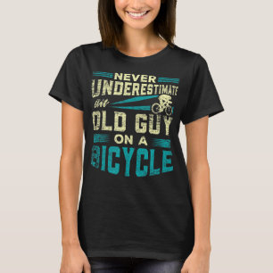 Camiseta Mens Nunca Subestimam uma Cara antiga em um G de b