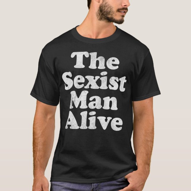 Camiseta Mens O Homem Sexista Vivo, prêmio idiota  (Frente)