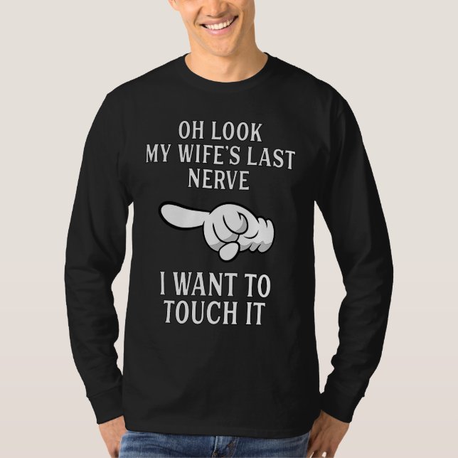 Camiseta Mens Oh Look My Wife's Last Nerve  Husband Wife (Frente)
