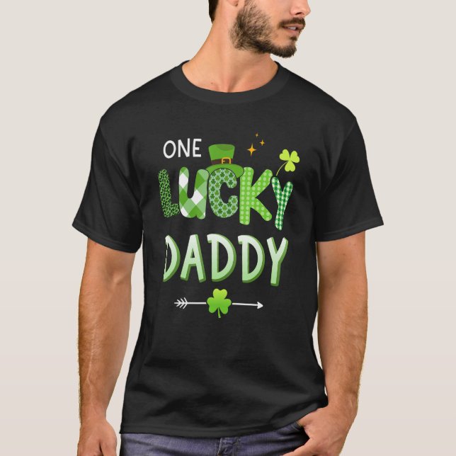 Camiseta Mens One lucky daddy for St Patricks day family da (Frente)