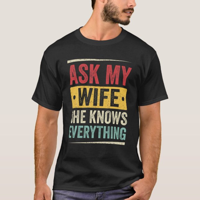 Camiseta Mens Perguntam À Minha Esposa Que Ela Sabe De Tudo (Frente)