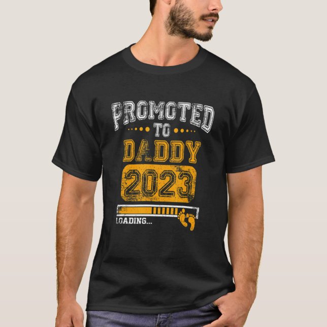 Camiseta Mens Promoted To Daddy 2023 Soon To Be New Dad 202 (Frente)