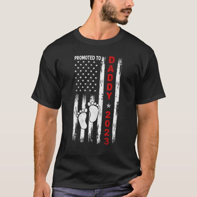 Camiseta Mens Promoted To Daddy 2023 Us Flag First Time Dad (Frente)