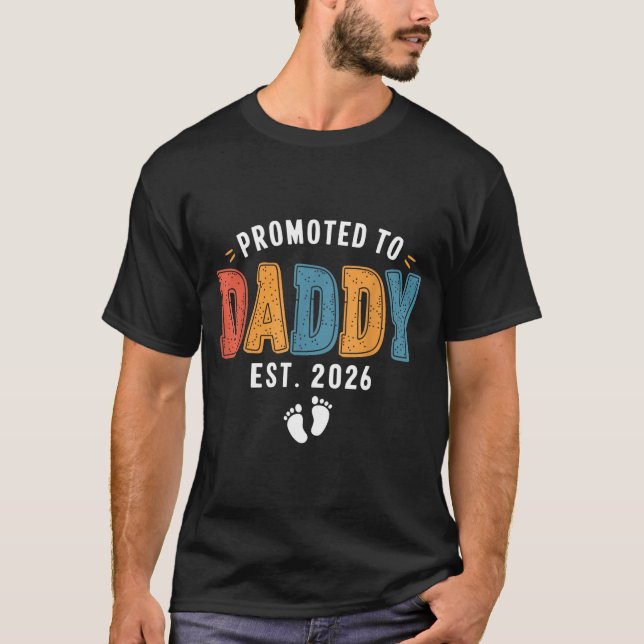 Camiseta Mens Promoted To Daddy 2026 Dad Est 2026 Daddy To  (Frente)
