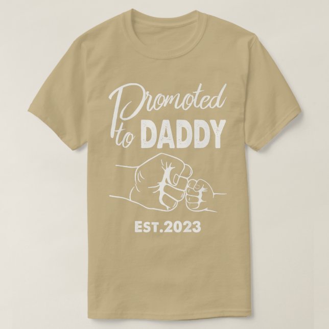 Camiseta Mens Promoted To Daddy Est 2023 Dad Pregnancy Anno (Frente do Design)