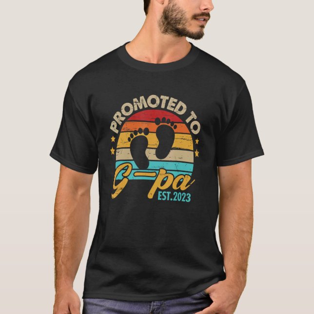 Camiseta Mens Promoted to G Pa 2023 Father's Day  First Tim (Frente)