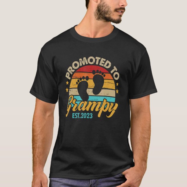 Camiseta Mens Promoted to Grampy 2023 Father's Day  First T (Frente)