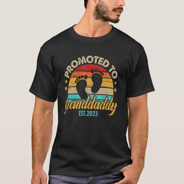 Camiseta Mens Promoted to Granddaddy 2023 Father's Day  Fir (Frente)