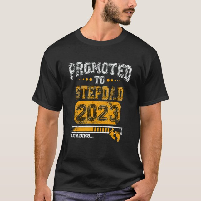 Camiseta Mens Promoted To Stepdad 2023 Soon To Be New Dad 2 (Frente)