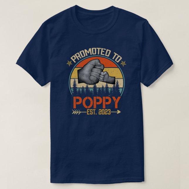 Camiseta Mens Promovidos à Poppy 2023 Engraçado por uma nov (Frente do Design)