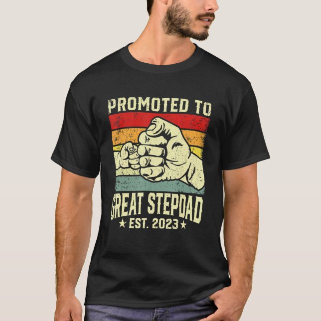 Camiseta Mens Promovidos Ao Excelente Stepdad Est 2023 Vint (Frente)