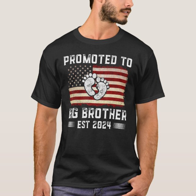 Camiseta Mens Promovidos Ao Grande Irmão 2024 Pela Primeira (Frente)