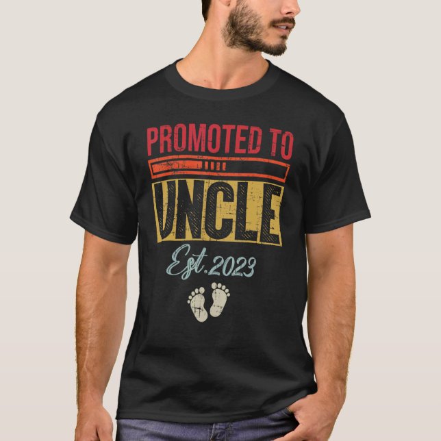 Camiseta Mens Promovidos Ao Tio Est 2023 Tio Pela Primeira  (Frente)