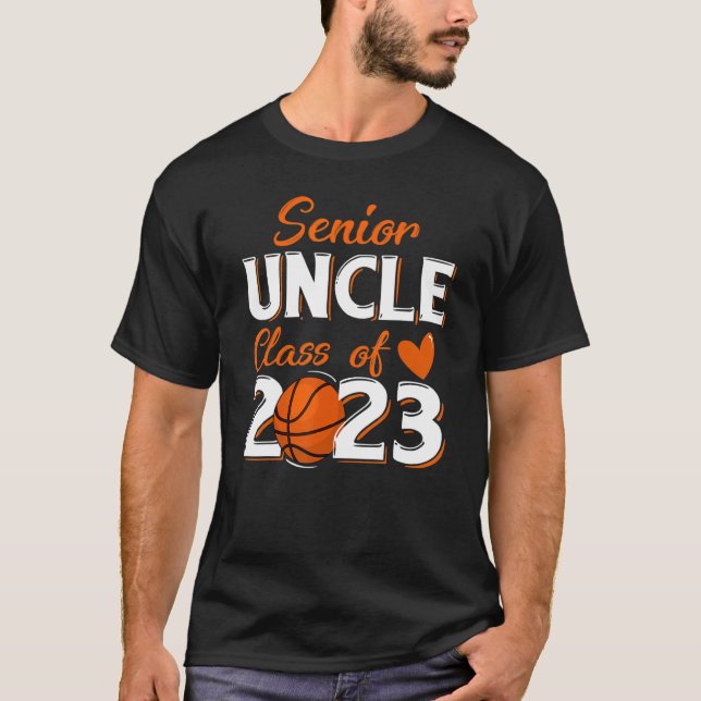 Camiseta Mens Proud Uncle Of A 2023 Senior Basketball Gradu (Frente)
