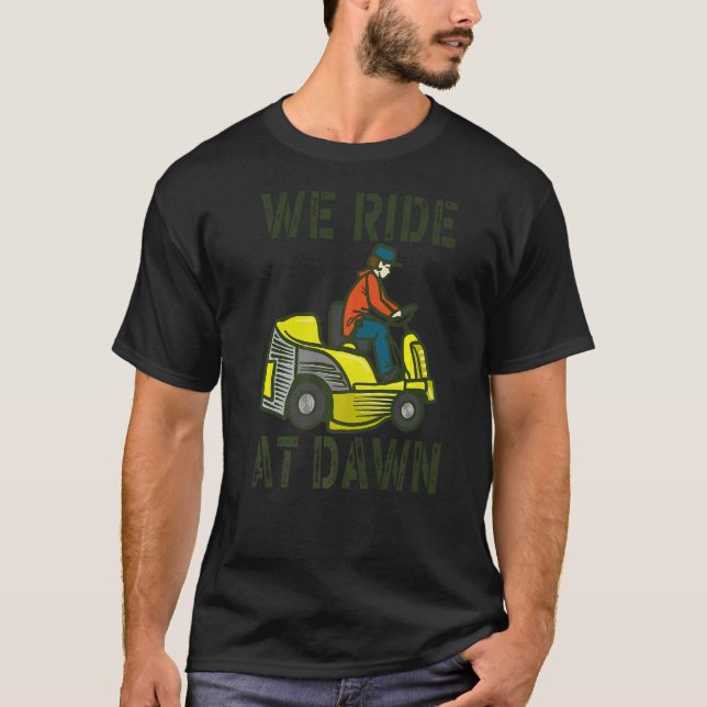 Camiseta Mens Que Andamos No Dawn Lawnmower Lawn Mears Pai  (Frente)