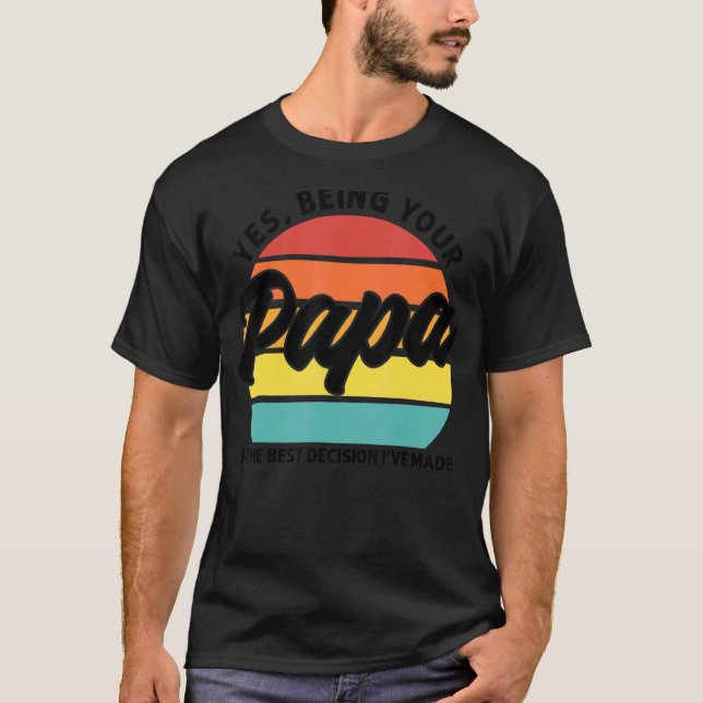 Camiseta Mens Sendo Seu Pai É A Melhor Decisão Papá (Frente)