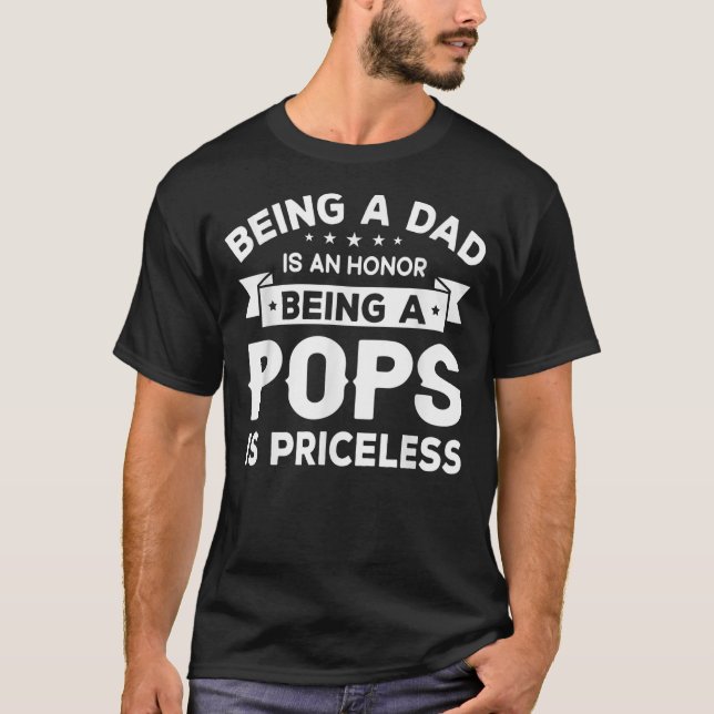 Camiseta Mens sendo um PAI é uma HONRA Ser um POP é (Frente)