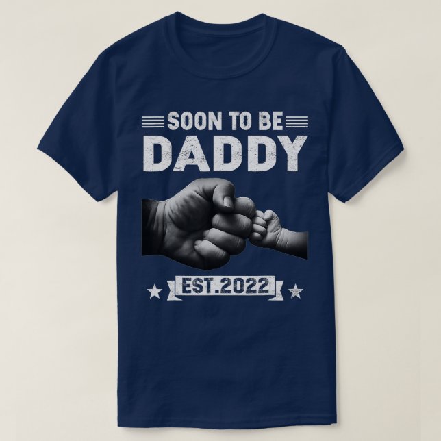 Camiseta Mens Soon To Be Daddy Est 2022 Retro Fathers Day 2 (Frente do Design)
