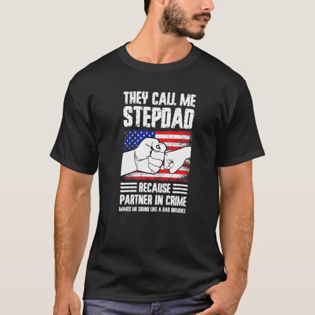 Camiseta Mens they call me stepdad because partner in crime (Frente)